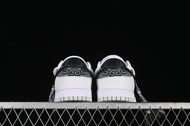 All categories Nk SB Dunk series Nk SB Dunk Low low-top sneakers Nk Dunk Low Year of the Dragon limited edition CNY Qiansi Ancient Rhyme Gift Box Silver White SB strap low-top casual sneakers DV0831-101